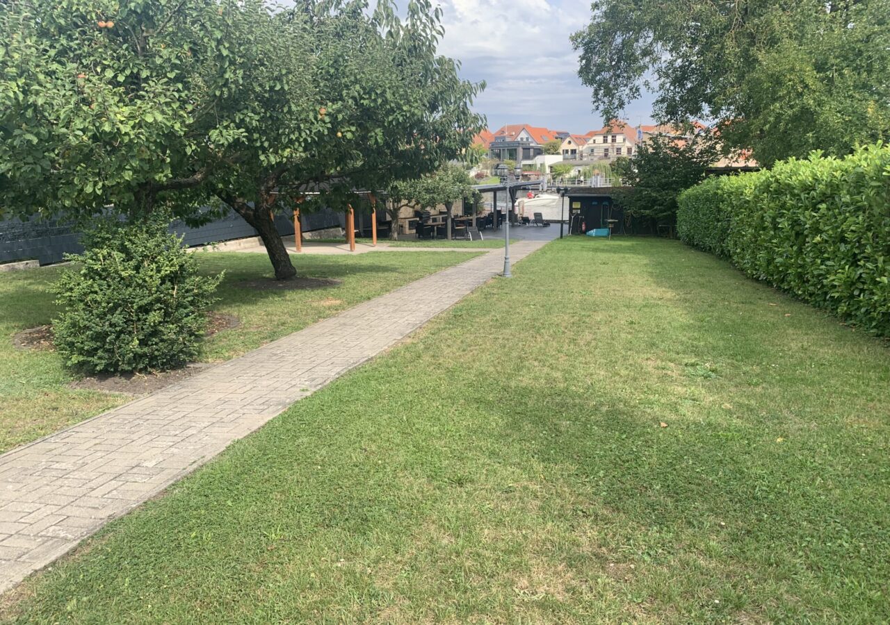 Ferienwohnungen Wasserbetten, Blick in den Garten, Grill, Terrasse, Hunde erlaubt