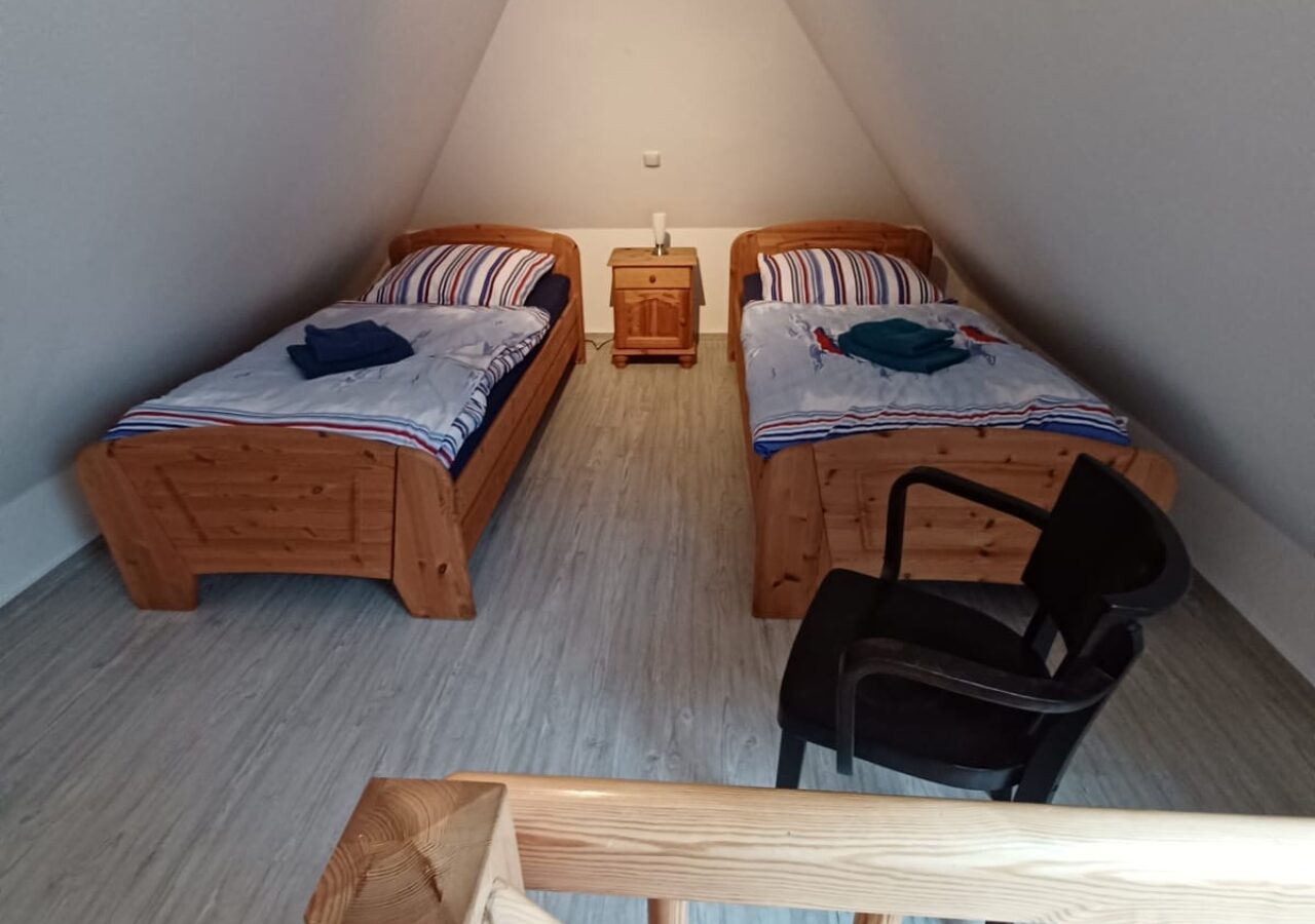 Bugspriet, Schlafzimmer unterm Dach, getrennte Betten, 4 Pers. Ferienwohnung, Urlaub mit Kindern in M-V, Maisonettewohnung am Wasser