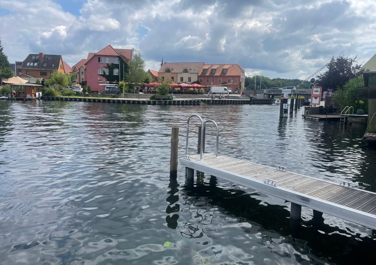 Ferienwohnung mit Badesteg, Fewo am Wasser, Wassergrundstück Malchow, Ferienwohnung mit Boot, Fewo Müritz