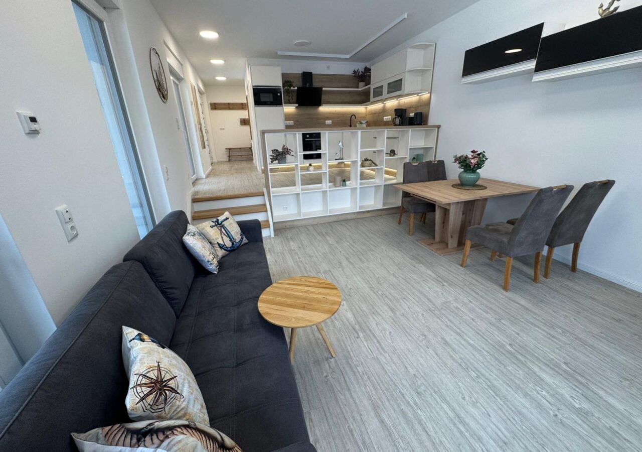 Kapitänsdeck, offene Küche mit Wohnbereich, voll ausgestattet